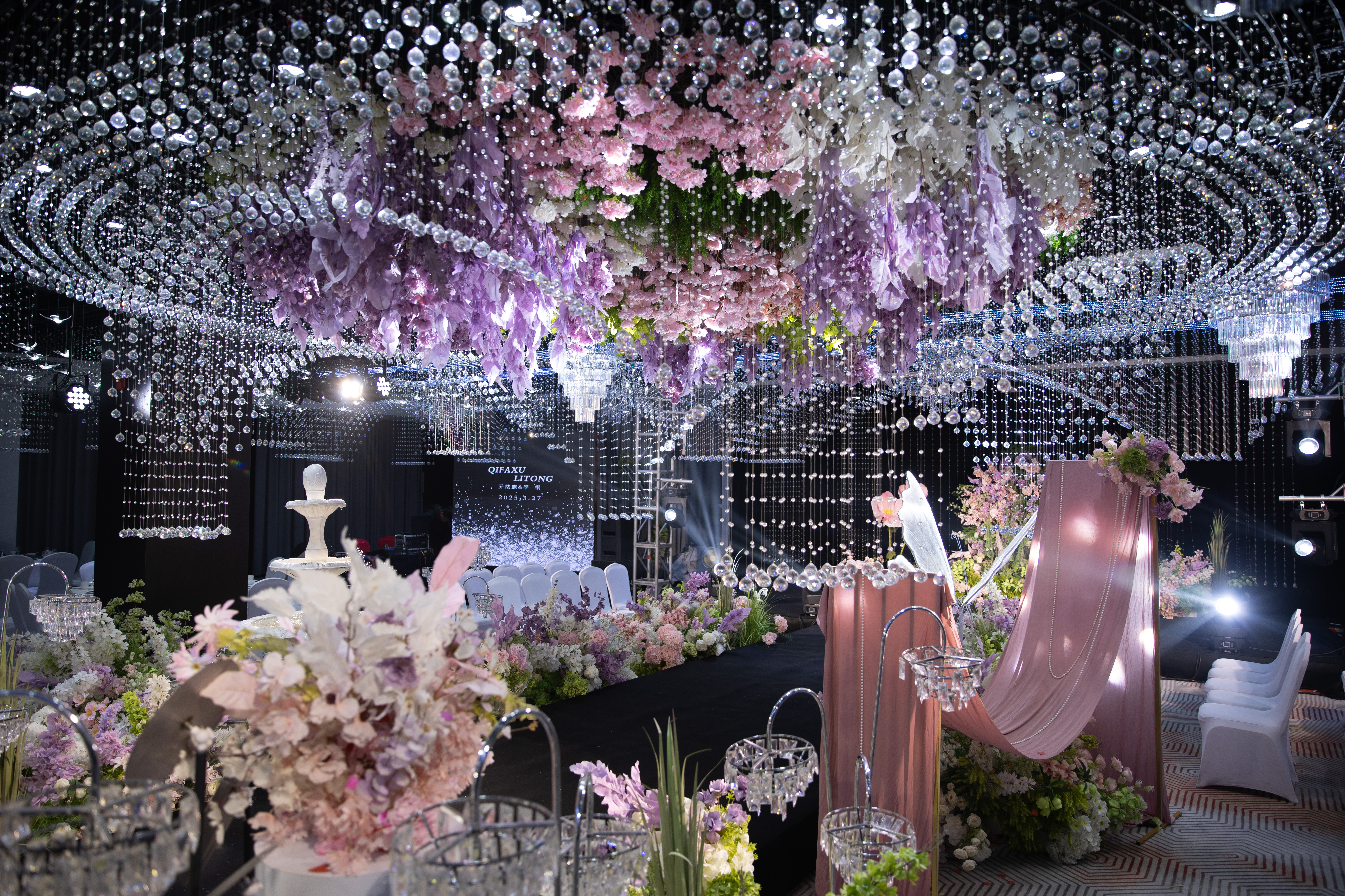 婚禮篇丨粉紫交織，是春日云霞偷吻了夢(mèng)幻花海