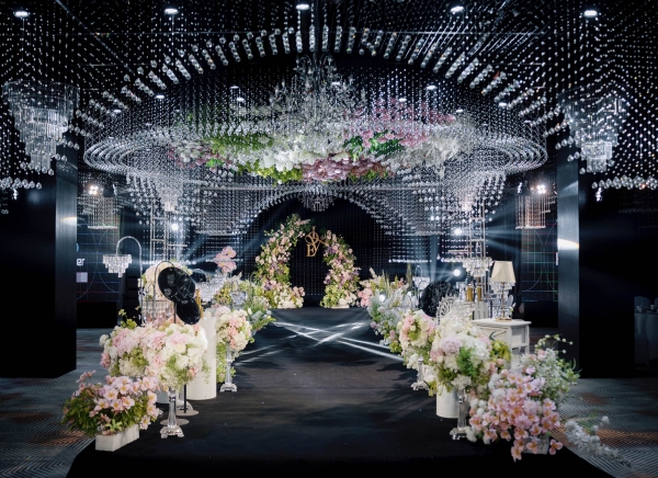婚禮篇丨水晶綴夢(mèng)，繁花鋪錦，締結(jié)婚禮綺境